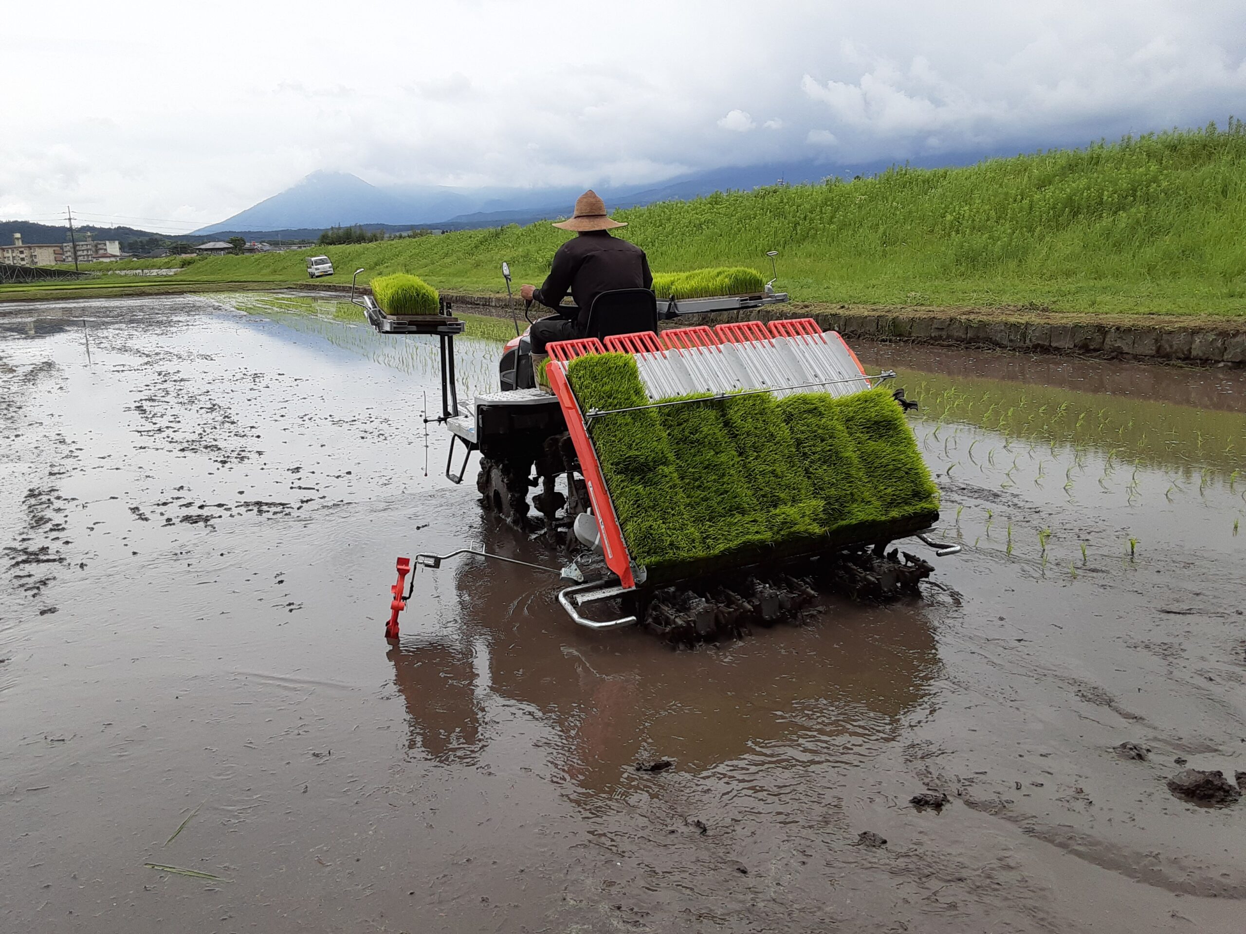 農業機械の実演・共同利用の様子